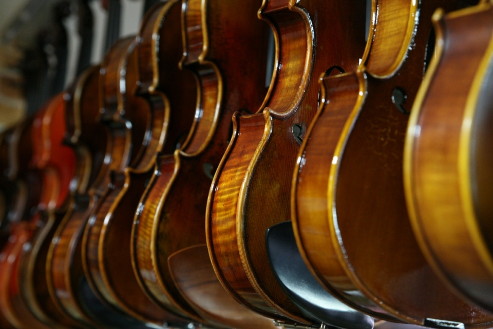 摄影基础_乐器行室内崭新木制古典小提琴乐器