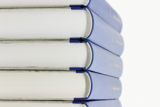 白色背景简洁崭新蓝色书脊书本