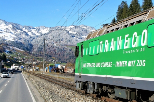 马路边于铁路轨道行驶的火车