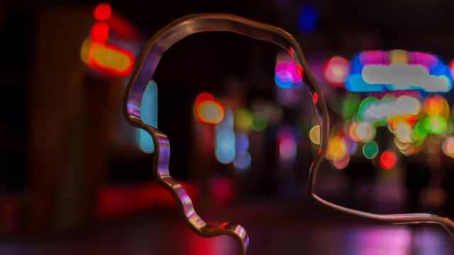 夜晚灯光城市街道前人形装饰