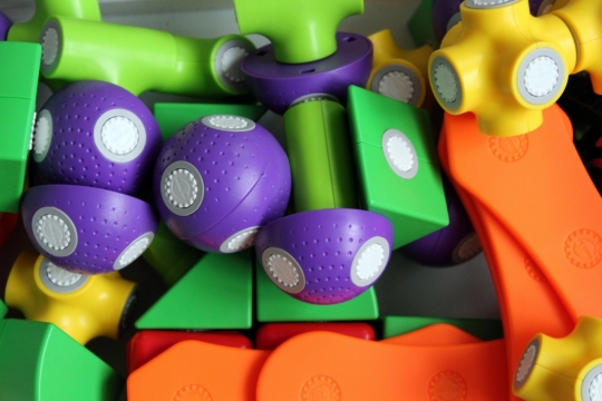 白色地面上彩色童趣儿童玩具