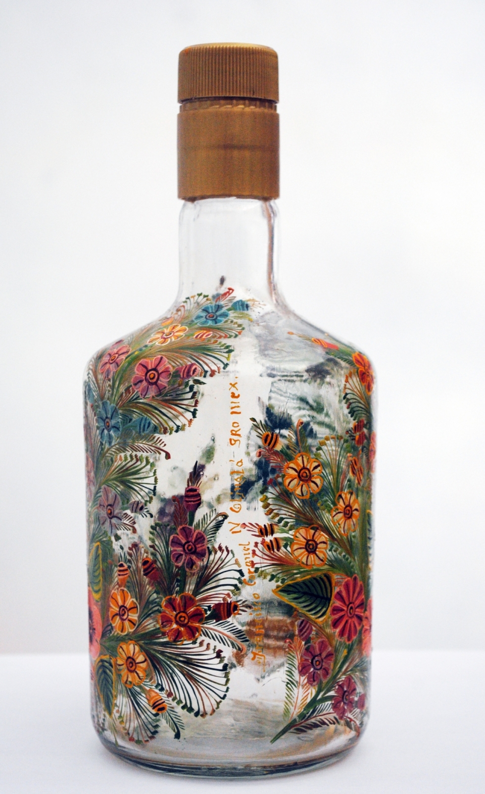 白色背景创意艺术花纹玻璃瓶