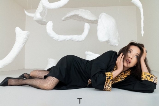 性感美女明星舒淇穿渔网袜秀美腿慵懒 ​​写真