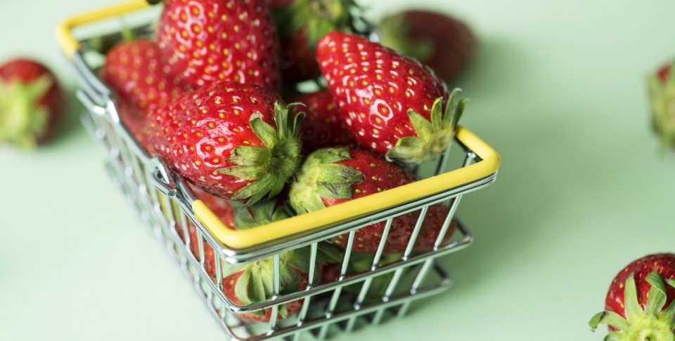 绿色桌面购物篮装饰模型新鲜美味草莓