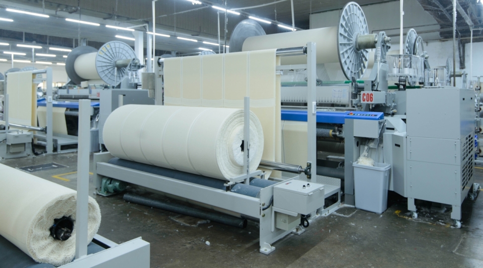 现代化工厂室内纺织布料机械