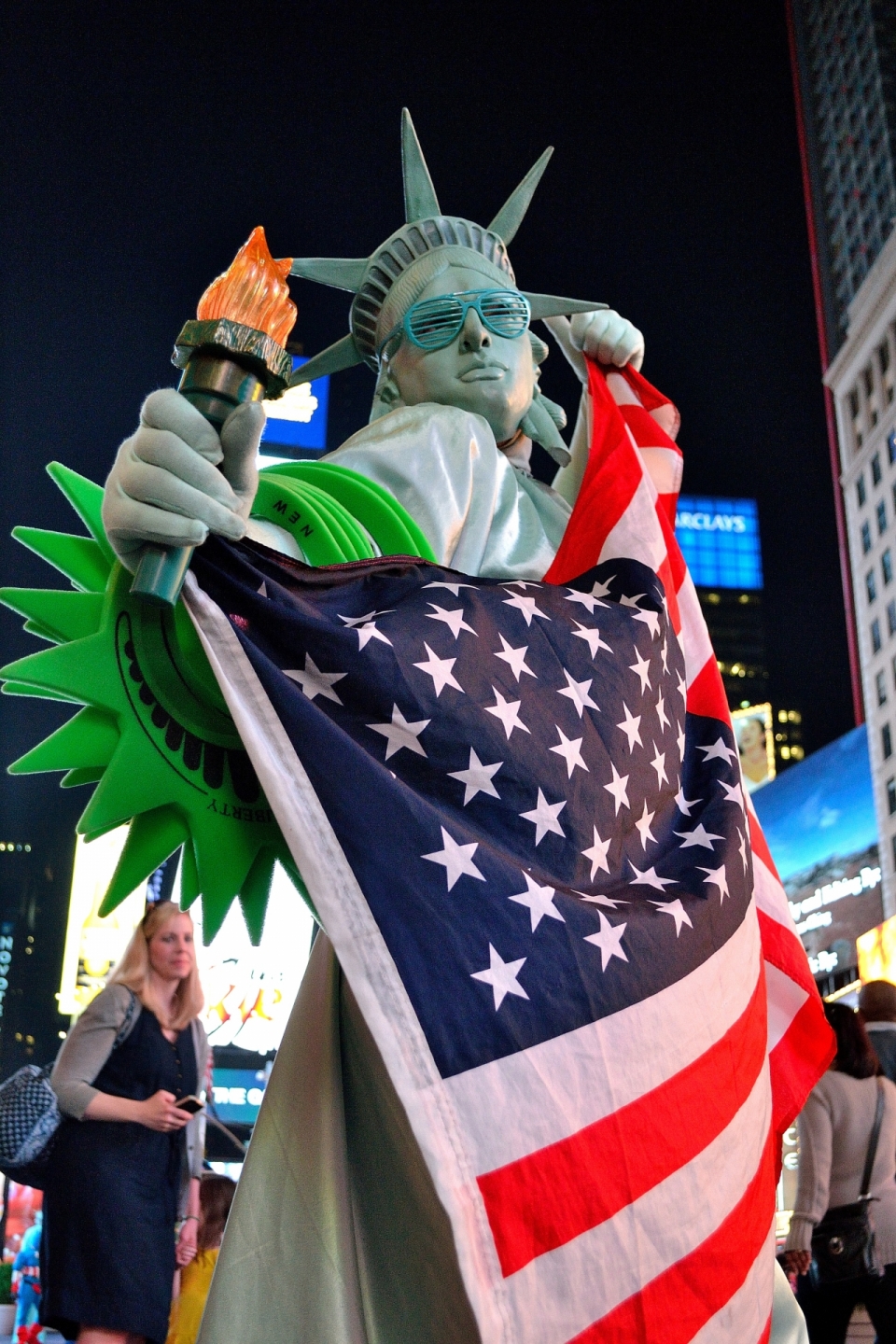 象征美国人民渴望自由的自由女神像和星条旗