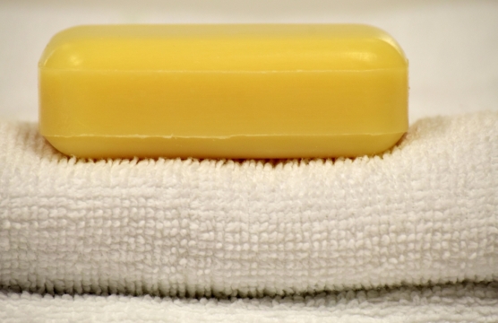 微距摄影_毛巾上的黄色香皂