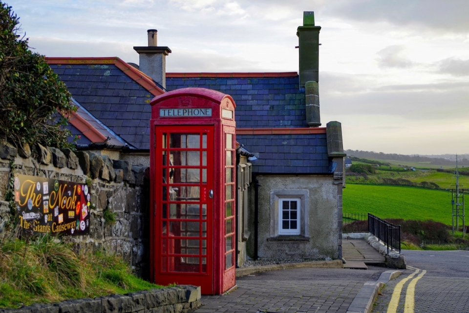 风景秀丽的小镇道路旁红色的电话亭