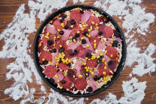 尚未烘焙的腊肠玉米火腿披萨美食摄影