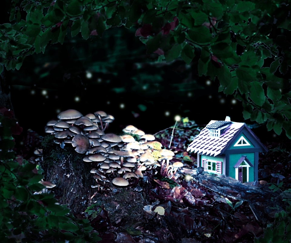 绿色树丛中蘑菇旁的房屋模型