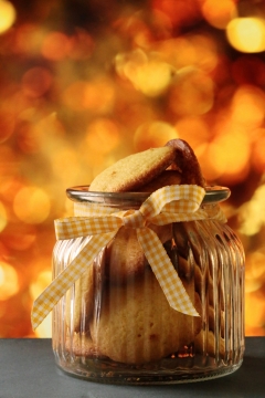 梦幻背景桌面上玻璃罐新鲜美味饼干甜点