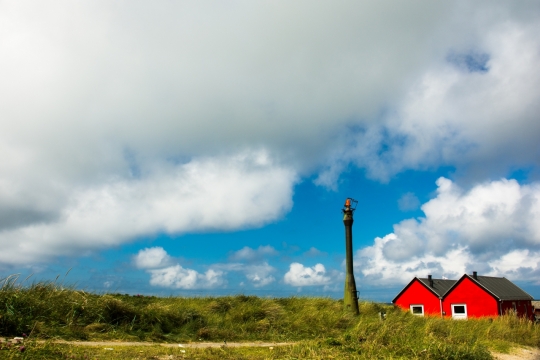 天空下草地房屋田间美景特写