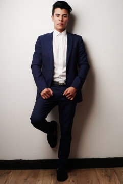 白色背景穿着深蓝色正装的男模摄影