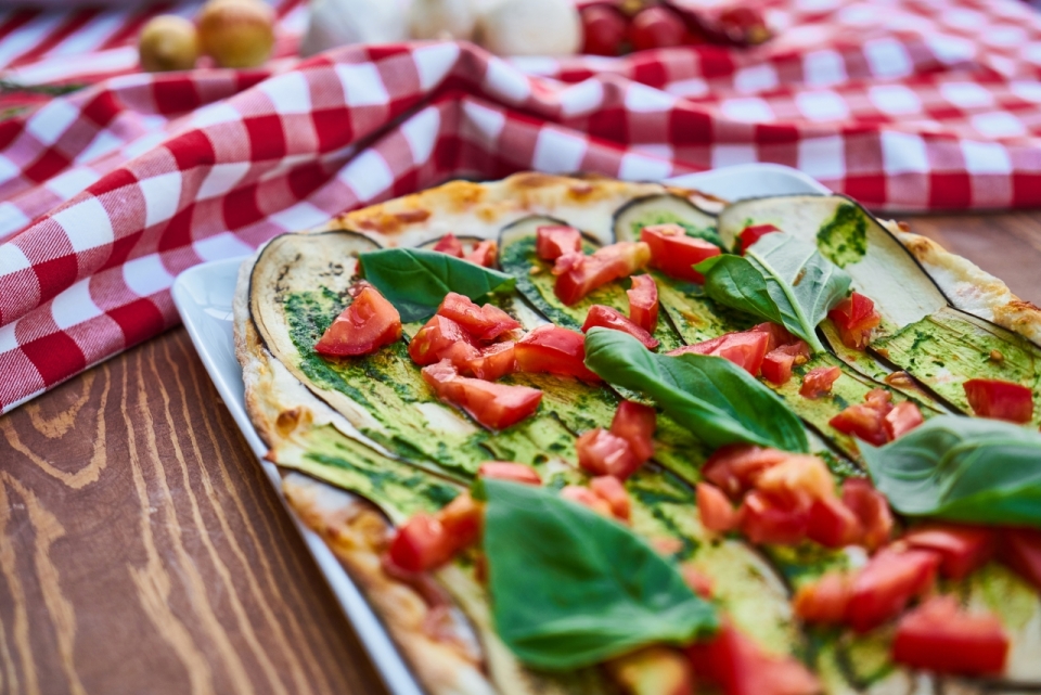 木桌盘子的里西红柿蔬菜披萨美食