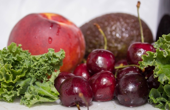 清洗后新鲜水果蔬菜桌面摆拍