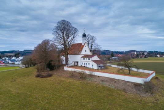 欧洲田园农场尖顶建筑风景