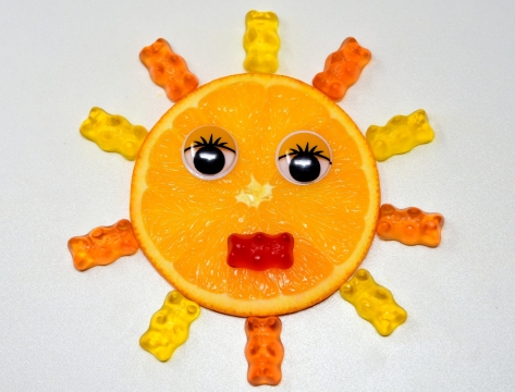 白色桌面彩色小熊软糖橙子切片太阳