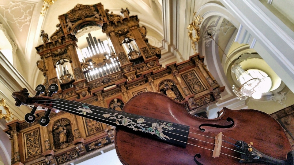 礼堂中摆放在神坛下做工精美的小提琴