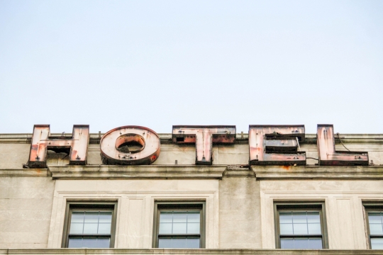 蓝色天空城市古老旅馆建筑