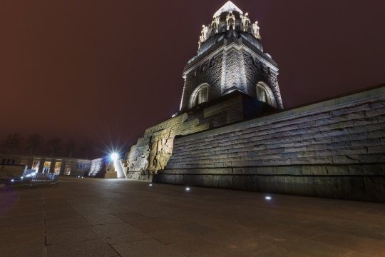 昏暗夜晚城市街道灯光古典建筑