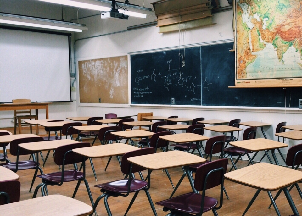 桌椅板凳摆放整齐的教室空无一人