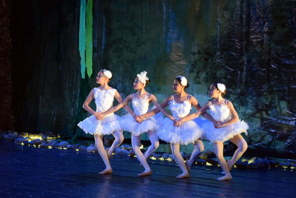 舞台上跳着天鹅湖的四名小女孩