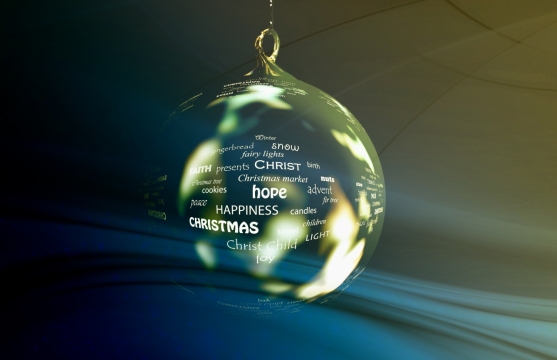 圆形玻璃挂饰上英文单词特写