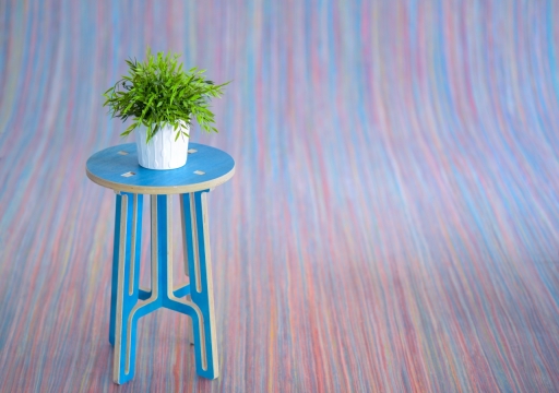 蓝色板凳上盆栽植物静物摄影