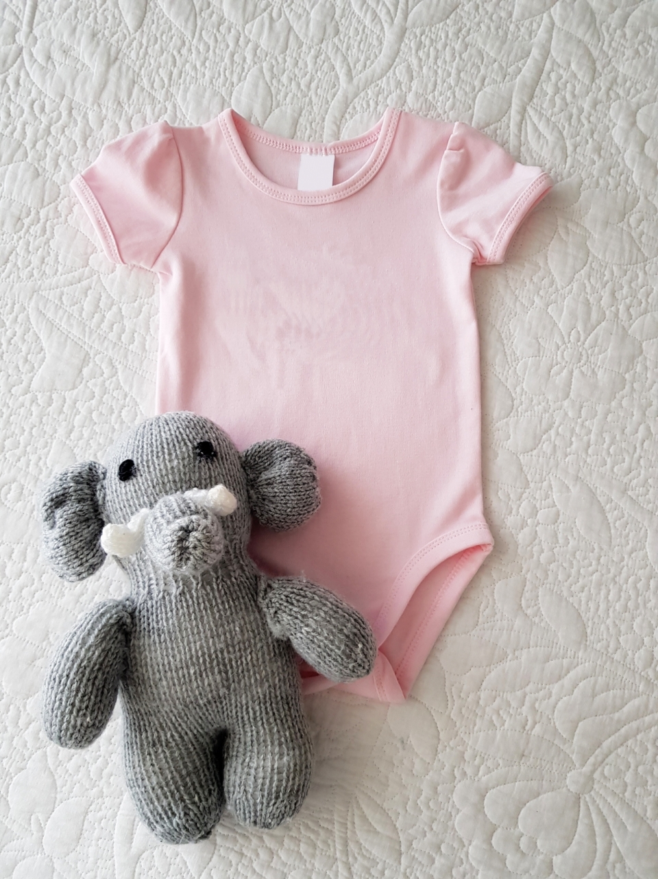 室内床铺灰色大象玩偶粉色婴儿服