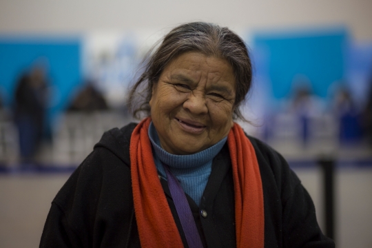人物摄影_虚化城市街道背景慈祥老年女性
