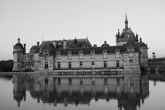 黑白古典建筑倒映湖泊湖面