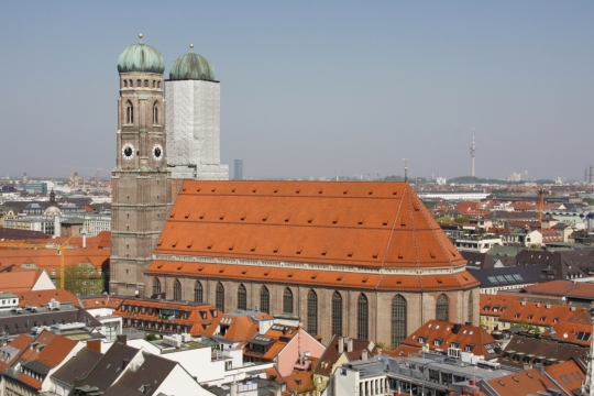 蓝色天空下古老城市街道建筑