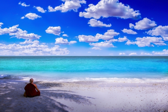 游历僧侣海边白色沙滩端坐安详背影