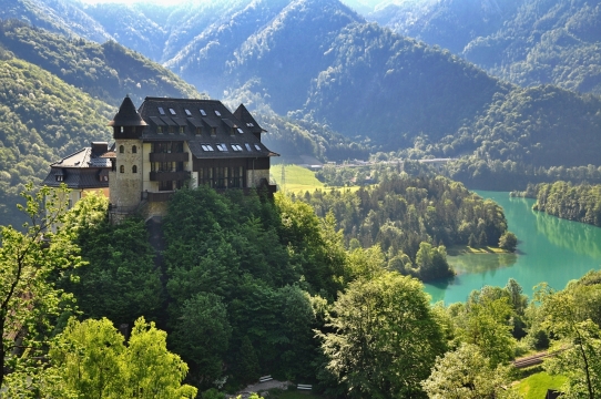 隐居深山树林别墅建筑风光