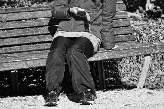 黑白风格雪后公园长凳端坐行人