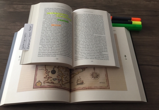 书桌上的书静物摄影