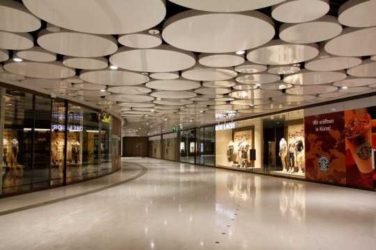 夜晚灯光现代城市街道空旷商场内景