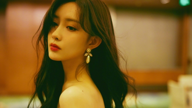 长发美女性感高清桌面壁纸