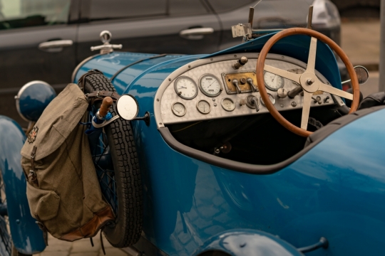 城市街道古老历史蓝色轿车