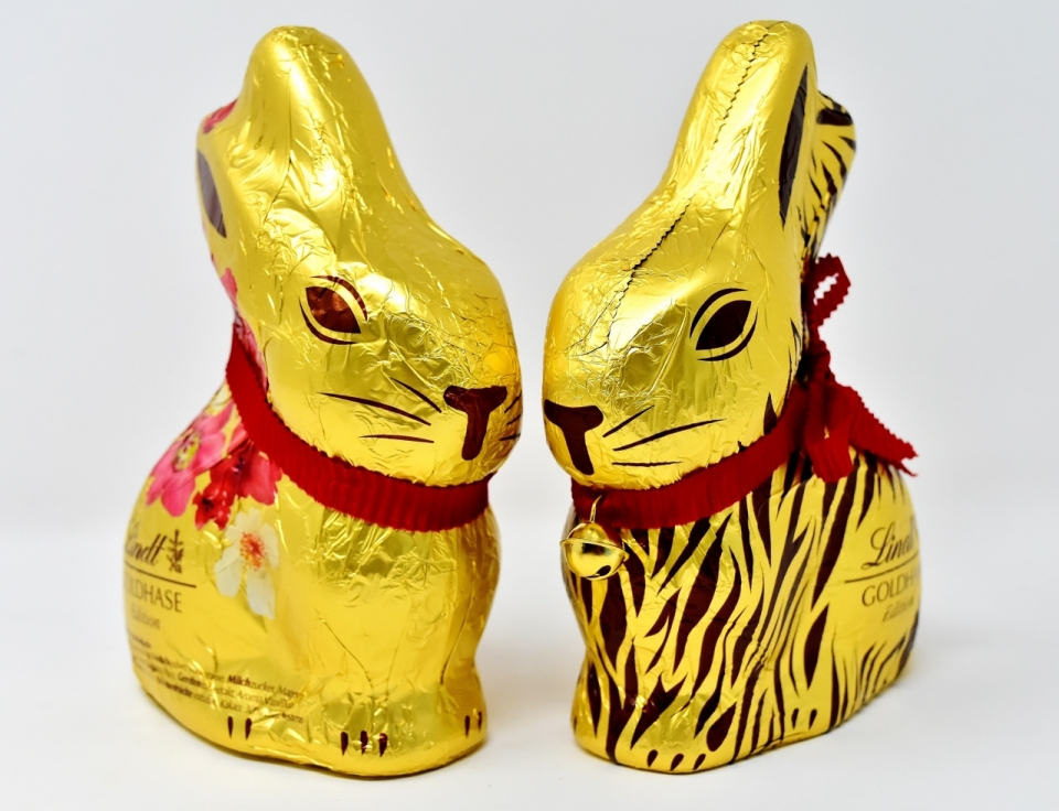 灰色背景金色兔子造型糖纸装饰巧克力