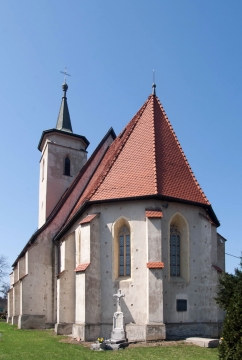 简陋教堂建筑屋外草地石碑雕刻