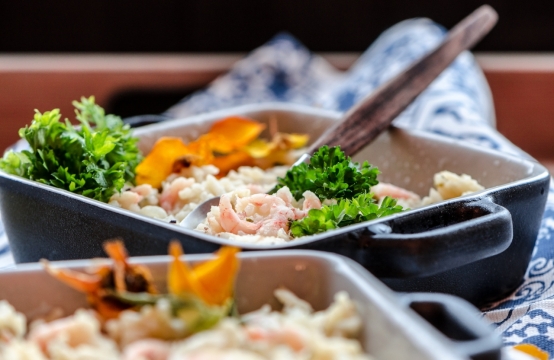 蓝色花纹桌布上虾仁炒饭美食