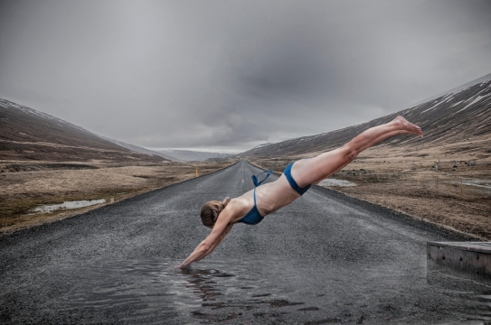 郊外比基尼美女跳入公路泳池