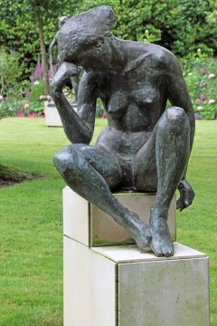 绿色草坪城市公园艺术思考女性金属雕像