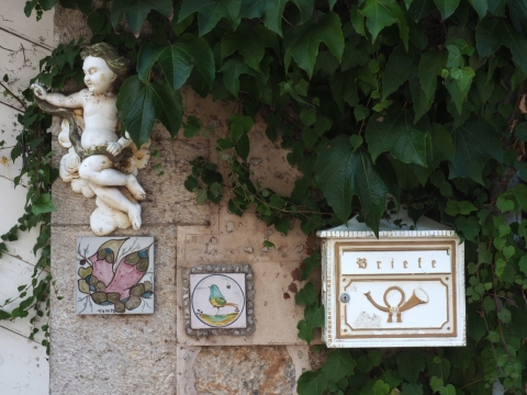 欧式建筑墙体上镶嵌着古希腊雕像