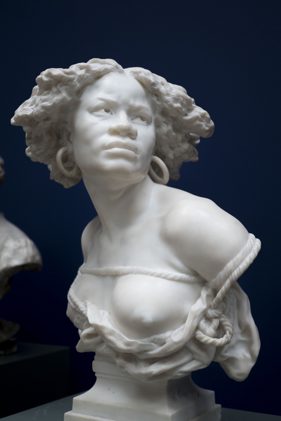 蓝色背景短发女性艺术石质胸像雕塑