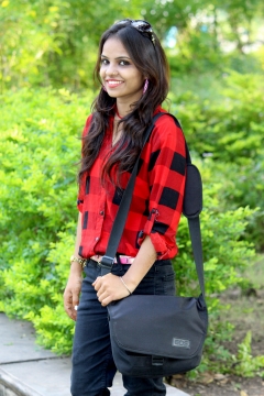 人物摄影_夏天户外公园红色格子衬衫长发女性