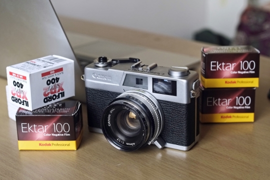 木制桌面古典相机盒装电池笔记本电脑