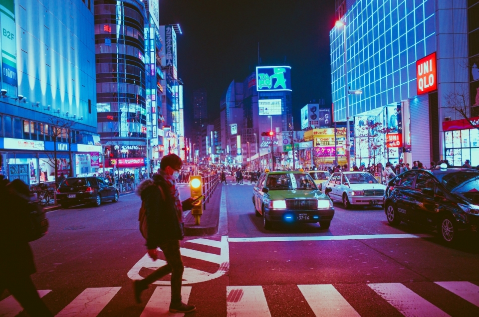 繁华热闹的日本都市街道实景摄影