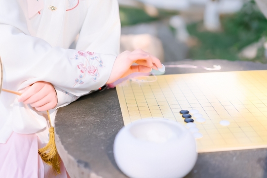 古风美女手谈棋局照片